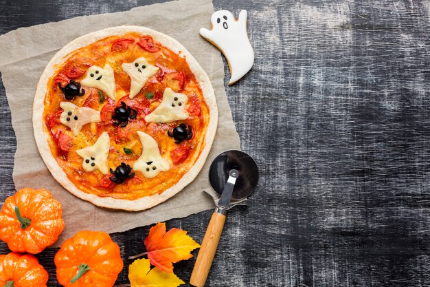 Pizza de Halloween con fantasmas y calabazas