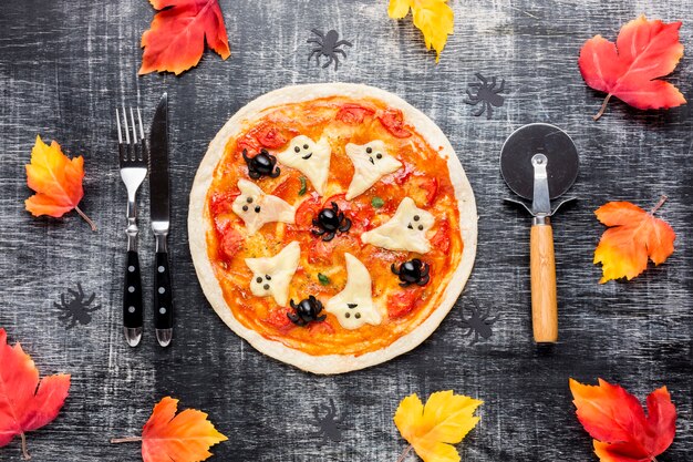 Pizza de Halloween con fantasmas espeluznantes en la parte superior