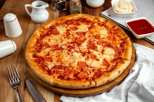 pizza hawaiana con jamón cocido salsa de pizza queso y piña