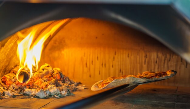 La pizza en el horno