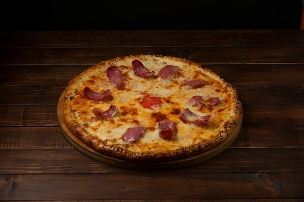 Foto gratuita pizza italiana con salchichas y queso