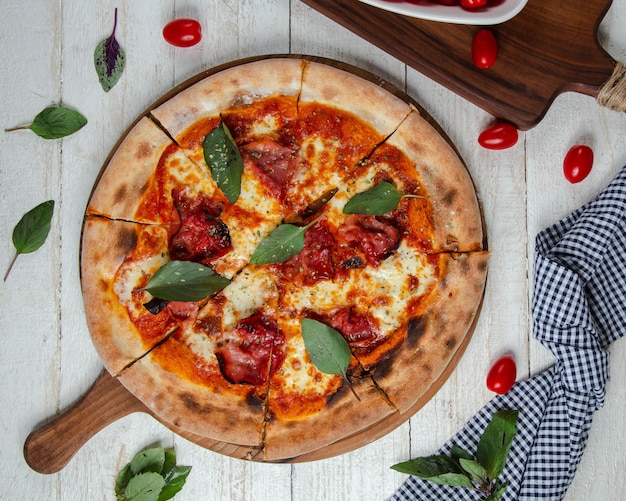 Foto gratuita pizza margarita en la mesa