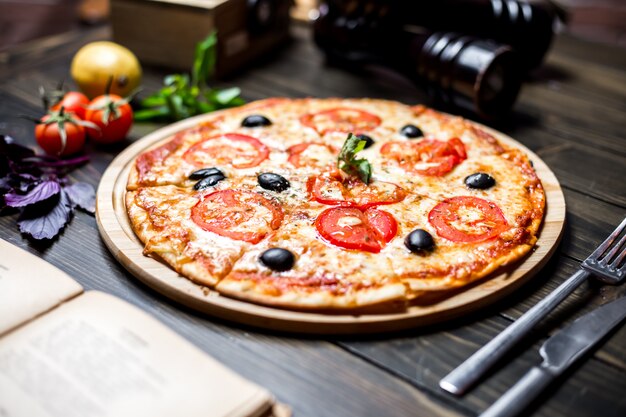 Pizza Margarita con vista lateral de tomate