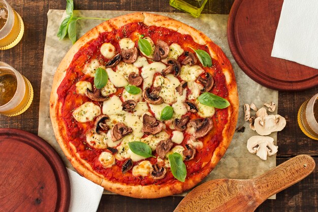 Pizza margherita a la plancha con salsa de tomate; queso; albahaca y champiñones