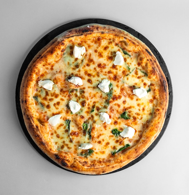 pizza margherita con queso albahaca y mozzarella