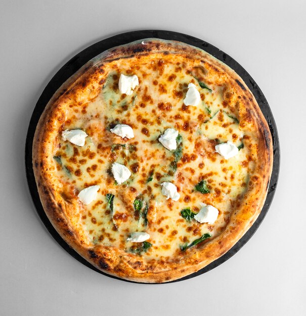 pizza margherita con queso albahaca y mozzarella