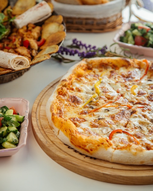 pizza de masa gruesa con champiñones