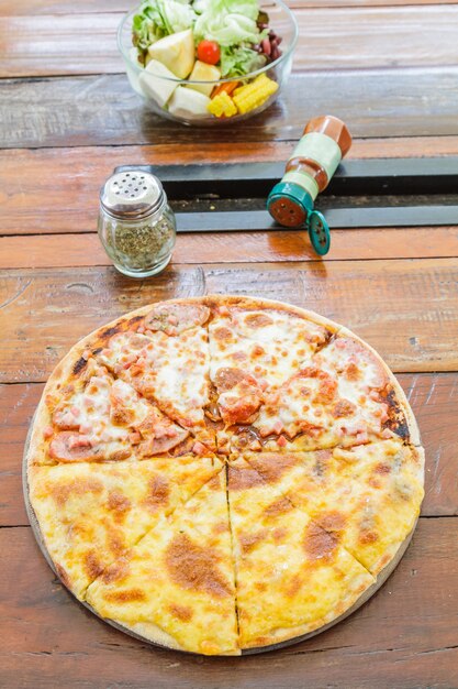 Foto gratuita pizza meat lover y queso
