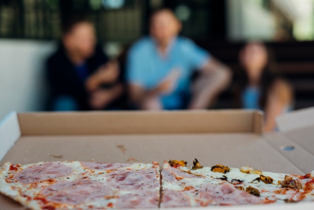 Foto gratuita pizza a medio comer en el fondo borroso