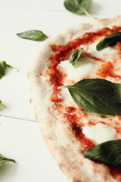 Pizza en mesa de madera blanca