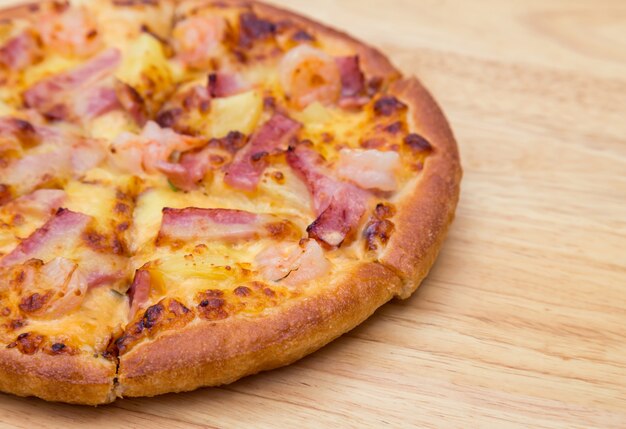 Pizza en una mesa de madera de cerca