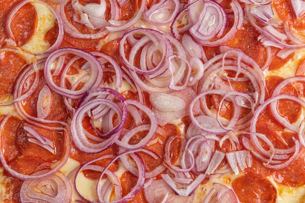 Pizza en la mesa de madera marrón