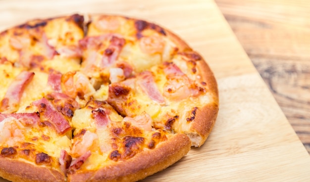 Pizza en una mesa de madera