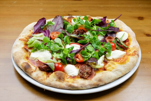 Pizza en una mesa de restaurante