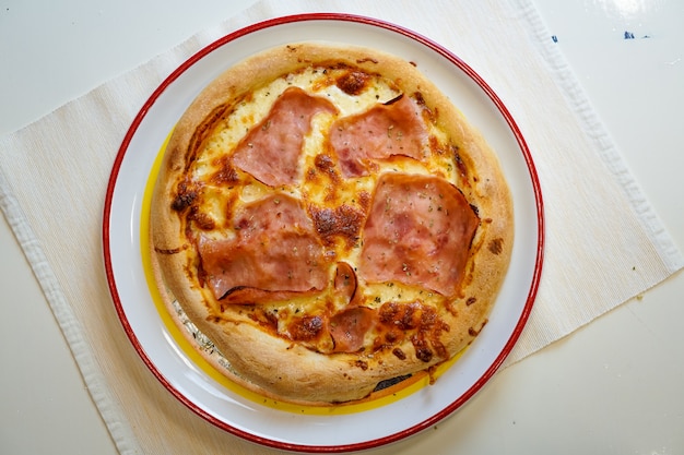 Pizza en una mesa de restaurante