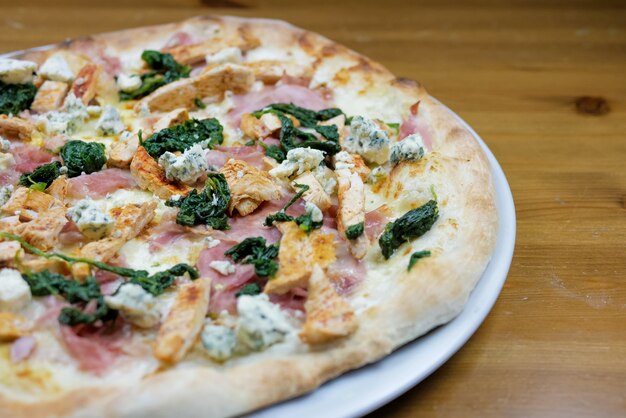 Pizza en una mesa de restaurante