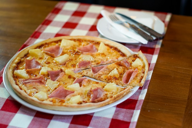 Pizza en una mesa de restaurante