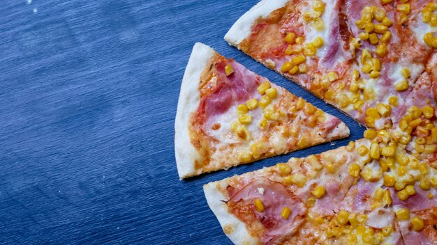 Pizza en una mesa de restaurante