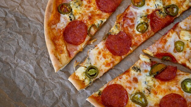 Pizza en una mesa de restaurante