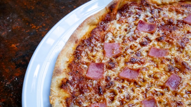 Pizza en una mesa de restaurante