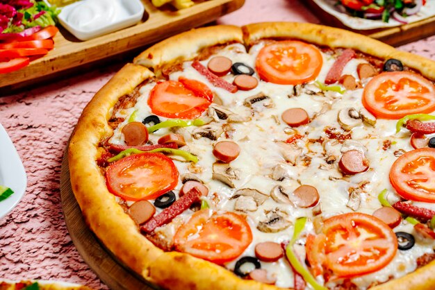 pizza y otra comida en la mesa