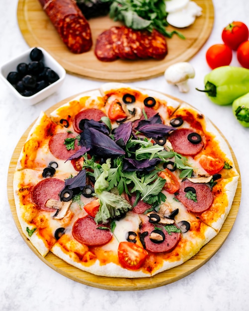 Pizza de pepperoni con champiñones, tomate y aceitunas