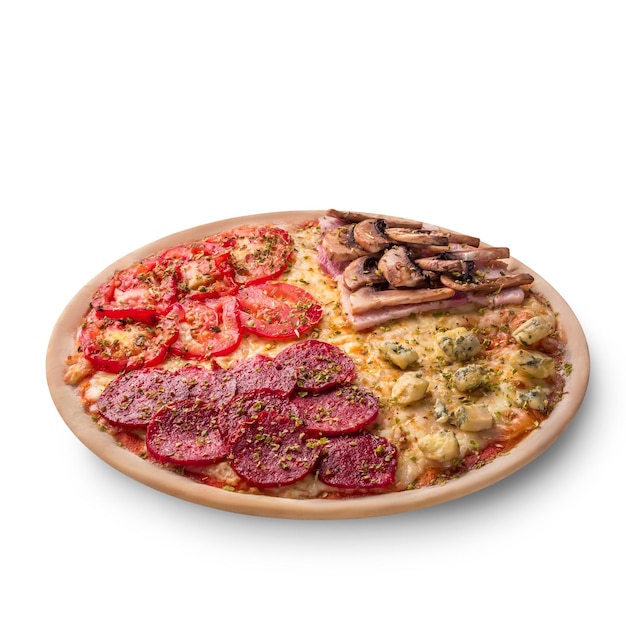 Pizza con pepperoni, champiñones, tomate y queso. Cuatro sabores en una pizza de fondo blanco. foto para el menu