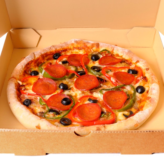 Pizza de pepperoni italiano recién horneado en una caja de entrega aislado sobre un fondo blanco.