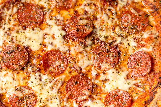 Pizza de pepperoni laicos plana