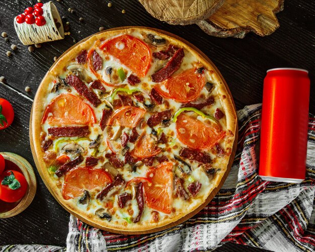 pizza de pepperoni con rodajas de tomate, pimiento y champiñones