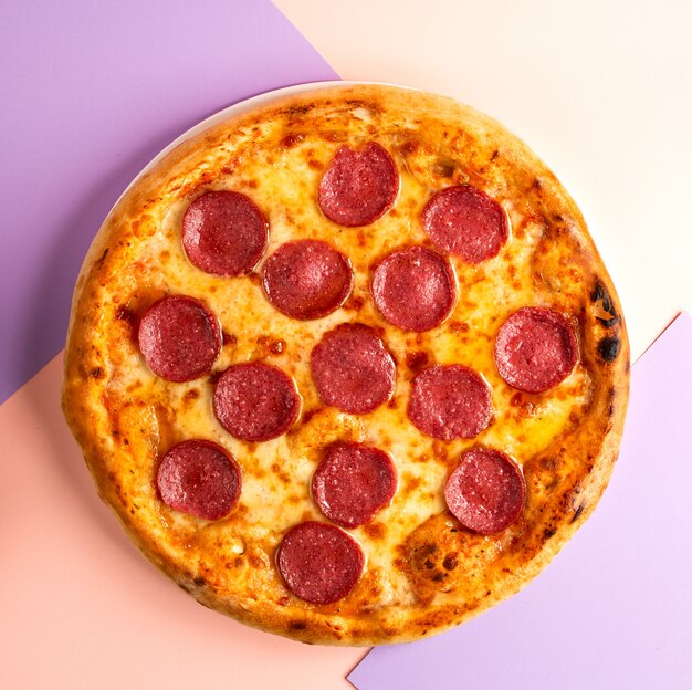 pizza de pepperoni con salami y queso en la mesa