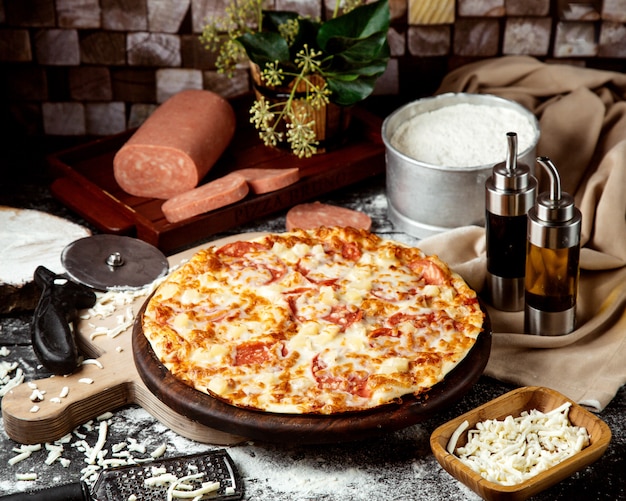 Foto gratuita pizza de pepperoni con salsa de tomate y queso