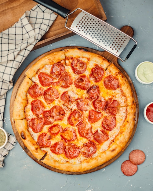 Foto gratuita pizza de pepperoni sobre la mesa