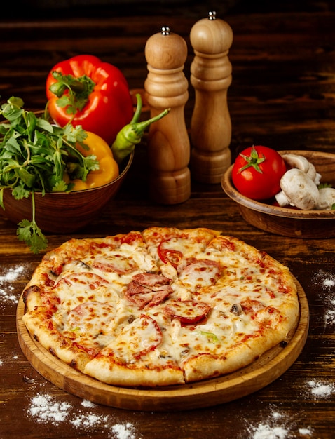 Pizza de pepperoni sobre la mesa