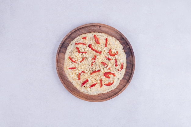 Pizza con pimientos en placa de madera