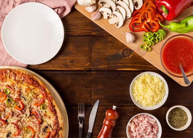 Pizza plana con pimiento rojo e ingredientes