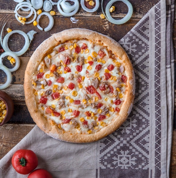 Foto gratuita pizza de pollo con tomate, cebolla y salsa ranch