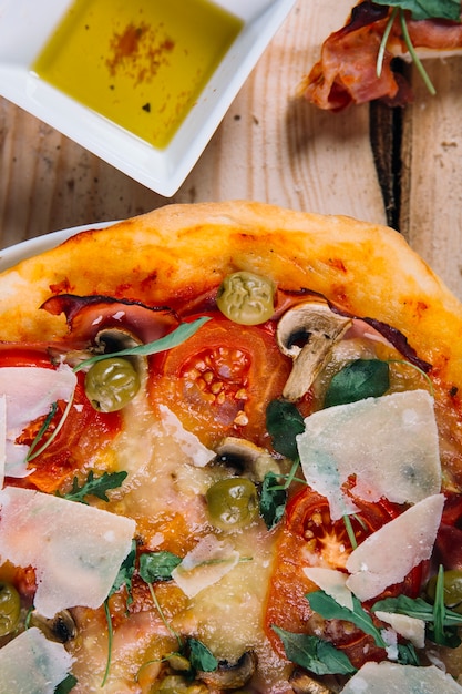 Foto gratuita pizza de primer plano cerca de salsa y tocino