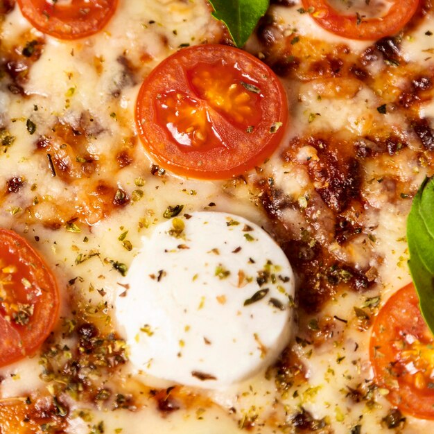 Pizza de primer plano con mozzarella y tomates