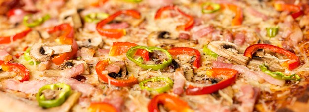 Pizza de primer plano con pimiento rojo e ingredientes