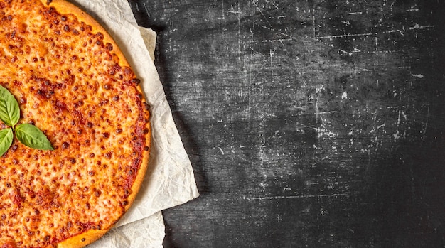 Pizza de queso de vista superior con albahaca y espacio de copia