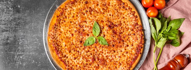 Pizza de queso vista superior con albahaca