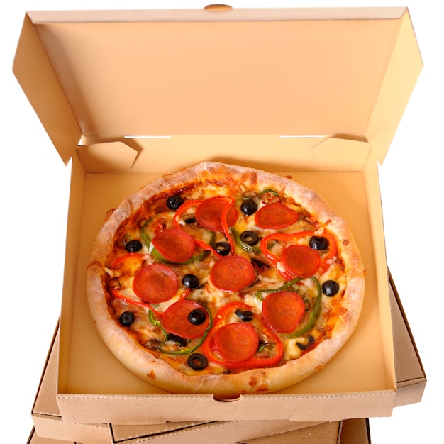 Pizza recién horneada con pila de cajas de entrega