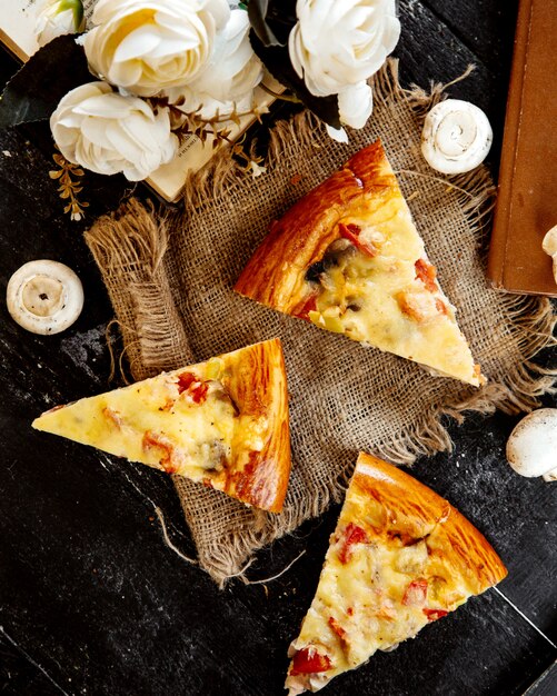 Foto gratuita pizza en rodajas con champiñones y queso