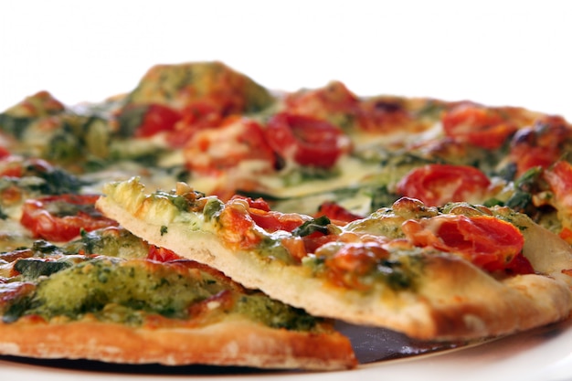 Foto gratuita pizza de salami sabrosa y fresca