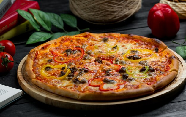 Pizza de salsa de tomate con rollos de aceituna negra