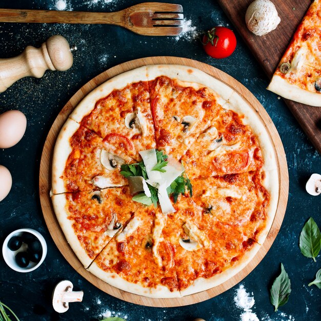 Pizza con tomate y champiñones