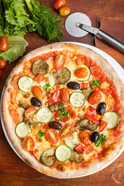 Pizza vegetariana con pimientos y aceitunas variadas