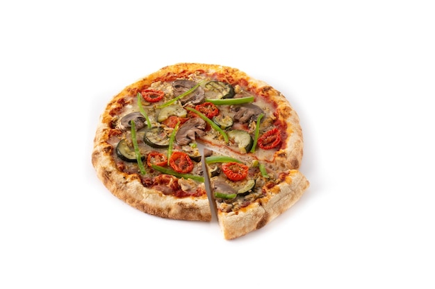 Pizza vegetariana con pimientos tomate calabacín y champiñones aislado sobre fondo blanco.