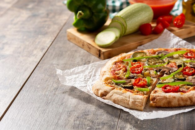 Pizza vegetariana con pimientos tomate calabacín y champiñones